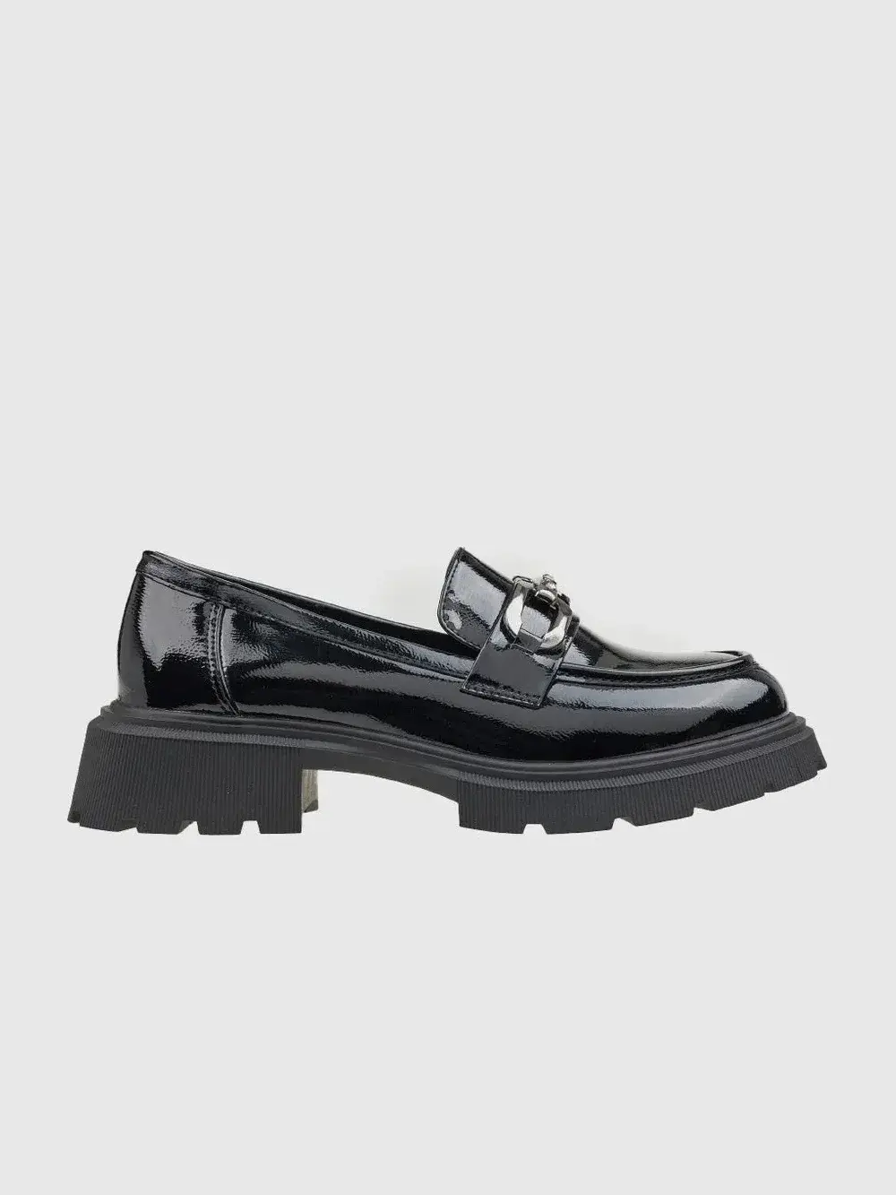 Loafer μαύρο λουστρίνι με ασημί αλυσίδα και τρακτερωτή σόλα — 1