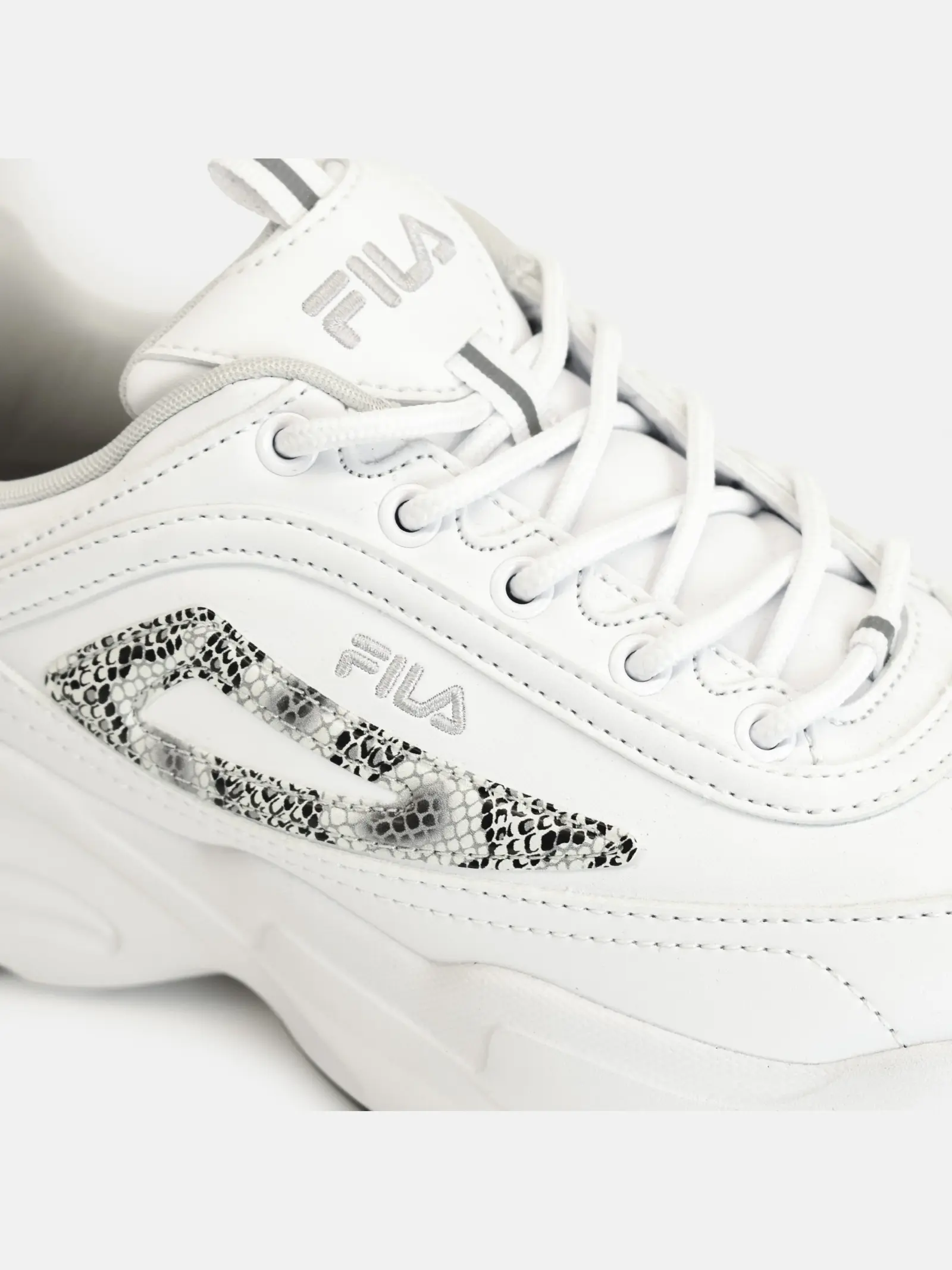 Fila λευκά αθλητικά sneakers με φιδέ λεπτομέρεια — Οικολογικό δέρμα / Ύφασμα (φωτογραφία 2)