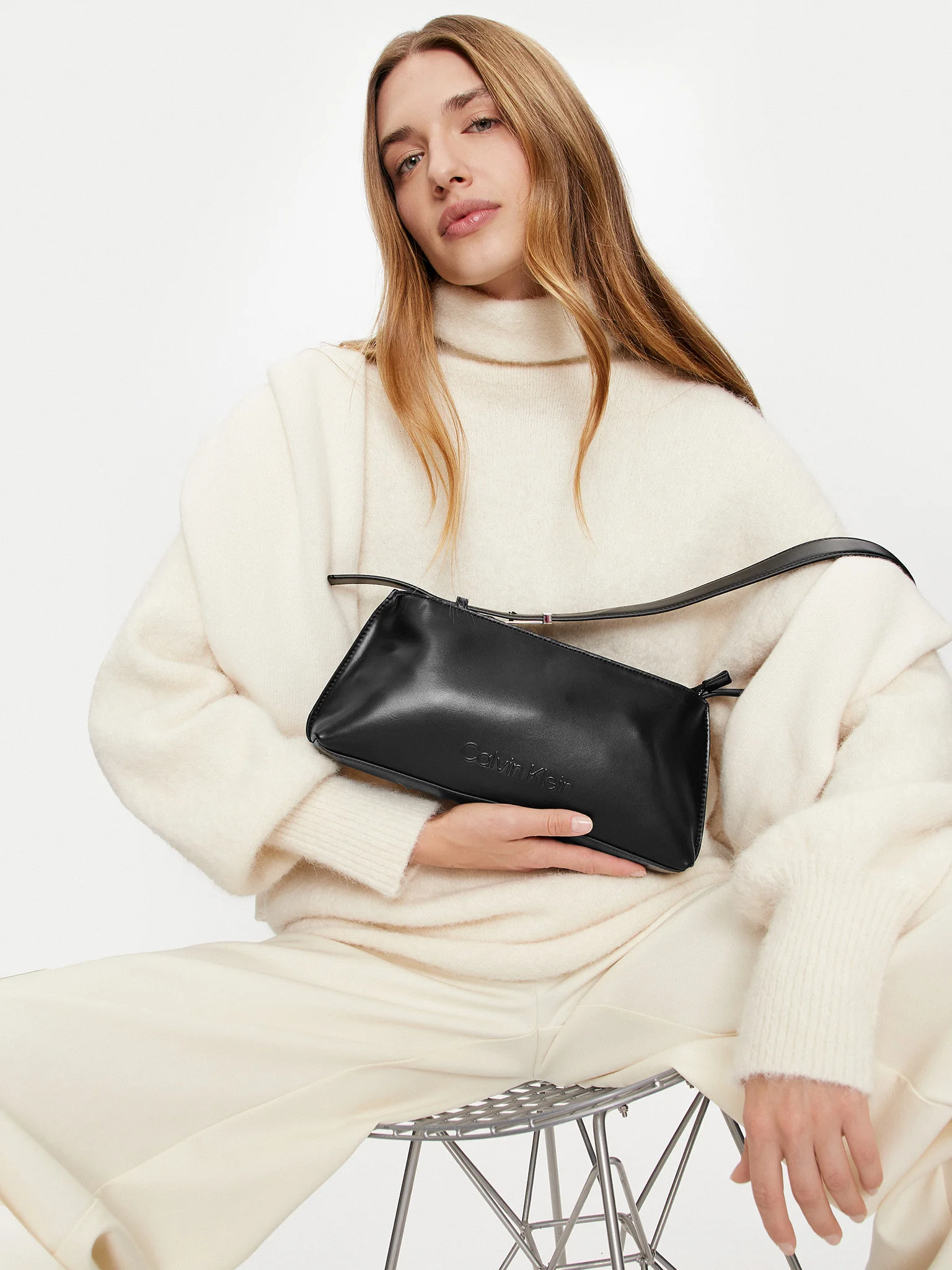 calvin-klein-tsanta-embossed-logo-k60k612550-mauro-8720639574193 calvin-klein-tsanta-embossed-logo-k60k612550-mauro-8720639574193