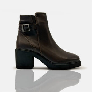 2920-montmartre-paris-brown-heeled-bootie-kafe-mpotakia-me-takoui-kai-fermouar